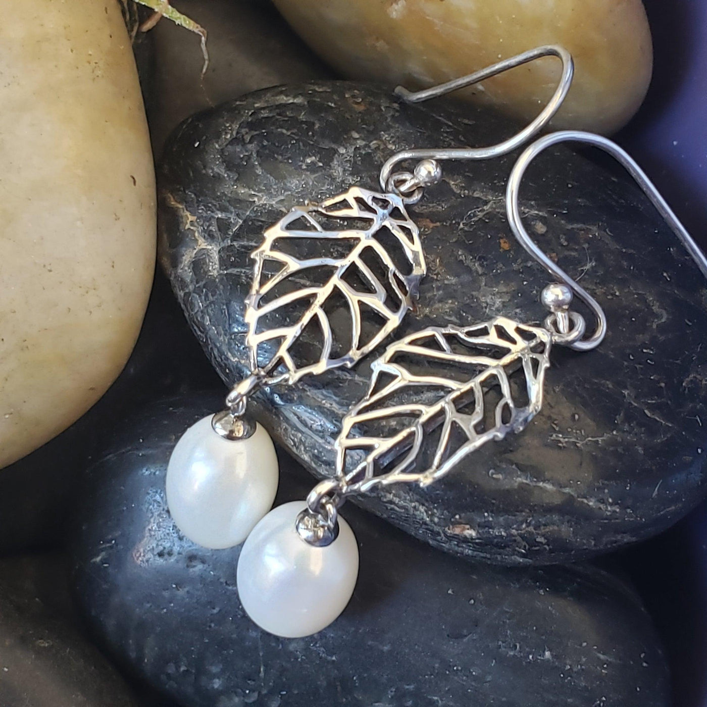 Silver leaf earring with a pearl drop